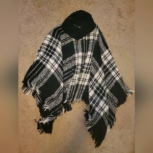 Steve Madden poncho sweater. OSFM.